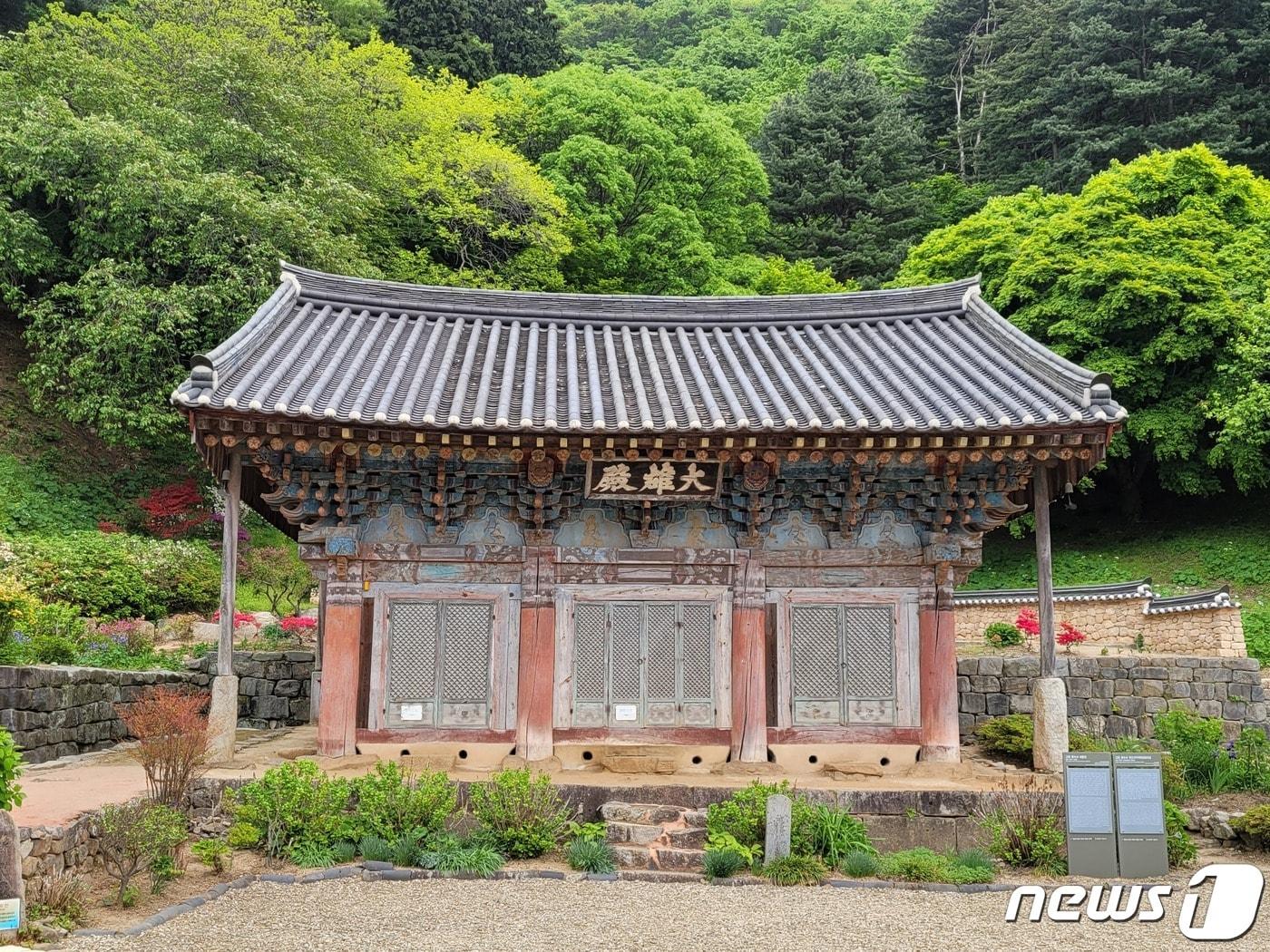  정면에서 바라본 ‘고창 문수사 대웅전’ 처마를 양 옆으로 받치고 있는 &#39;공포&#39; 공법이 특별하다.&#40;고창군 제공&#41;2024.4.8/뉴스1