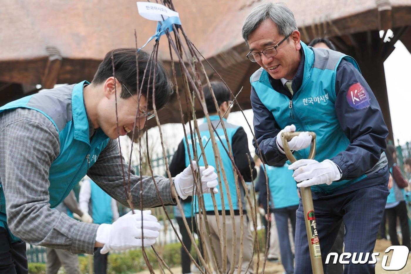 정기환 한국마사회 회장이 청렴 식목행사에 참여한 모습&#40;한국마사회 제공&#41; 2024.4.8/뉴스1 ⓒ News1 김민석 기자