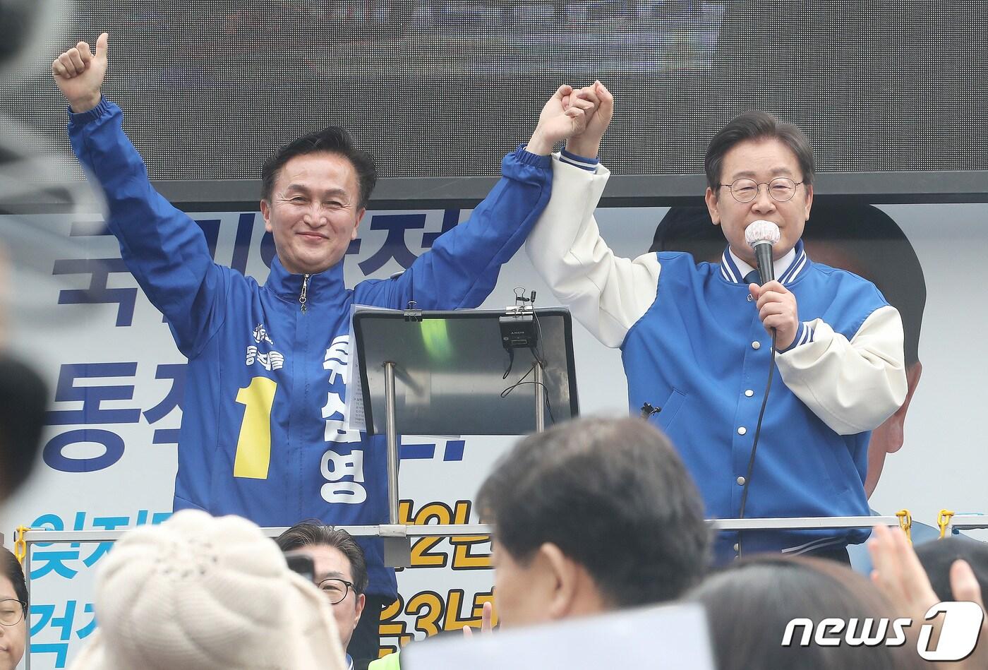 이재명 더불어민주당 대표가 8일 오전 서울 동작구 남성사계시장 앞에서 류삼영 서울 동작을 후보의 지지를 호소하고 있다. 2024.4.8/뉴스1 ⓒ News1 임세영 기자