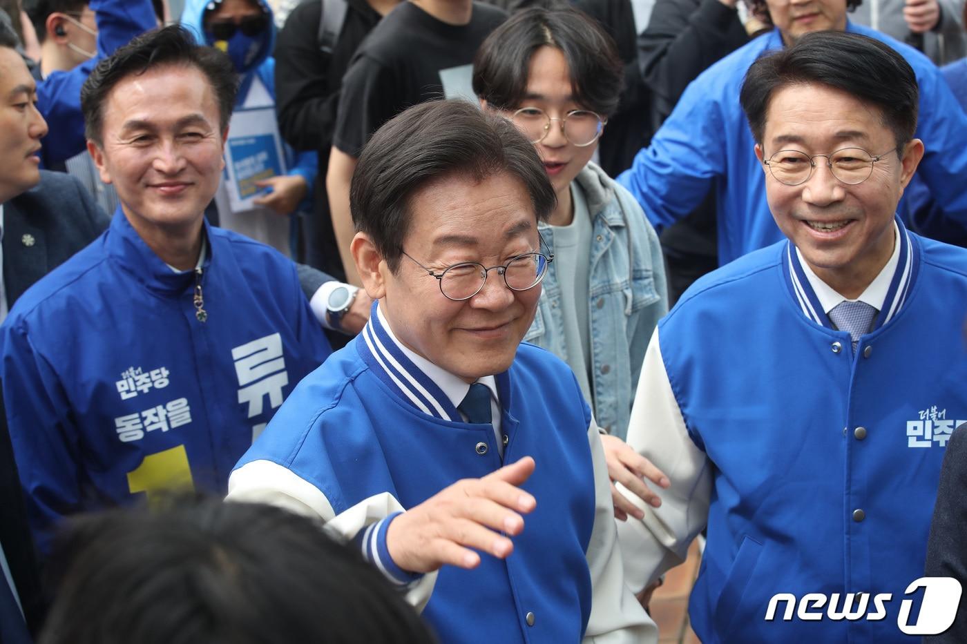 이재명 더불어민주당 대표가 8일 서울 동작구 숭실대학교에서 학생들에게 류삼영 서울 동작을 후보의 지지를 호소하고 있다. 2024.4.8/뉴스1 ⓒ News1 임세영 기자