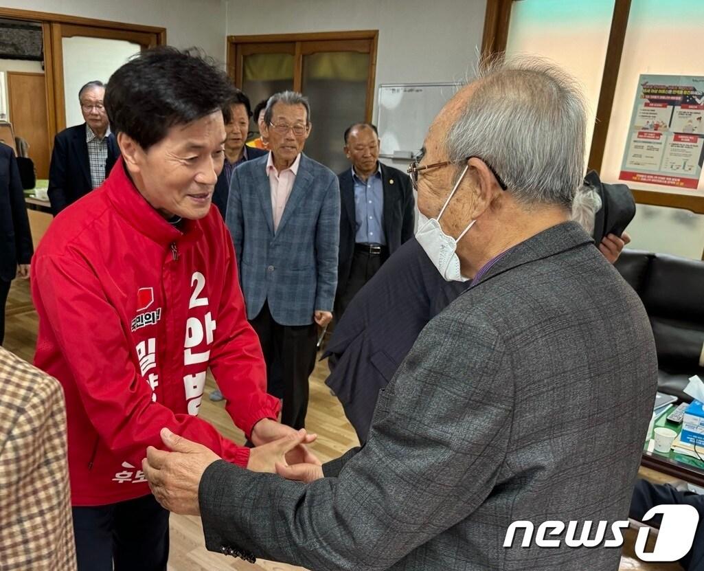 안병구 밀양시장 국민의힘 후보가 8일 내일동의 한 경로당에서 유권자들과 인사를 하고 있다&#40;안병구 캠프 제공&#41;. 2024.4.8