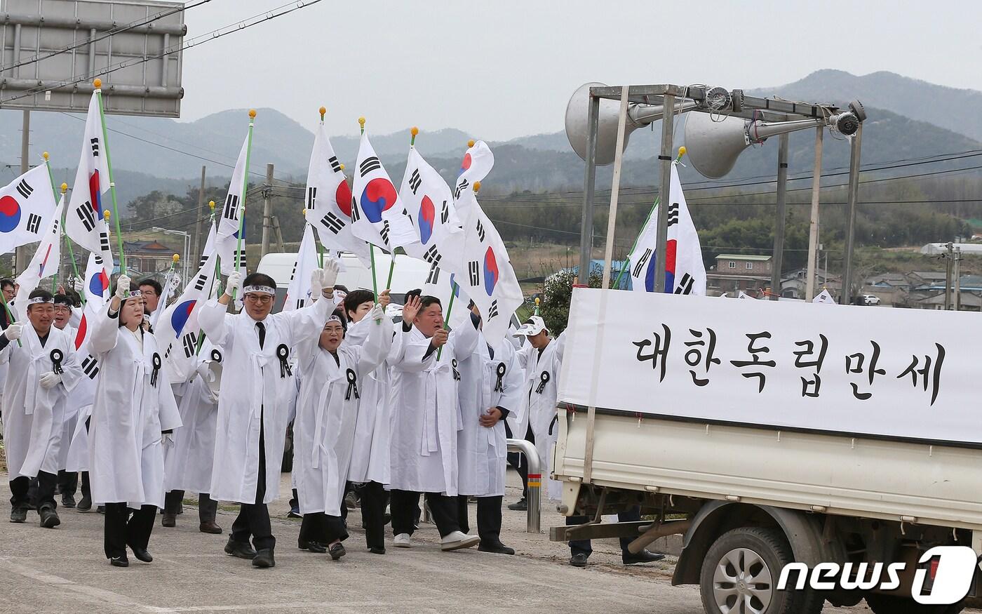 이상익 전남 함평군수가 4·8만세운동 재현행사에 참여해 만세를 부르고 있다.&#40;함평군 제공&#41;2024.4.8./뉴스1