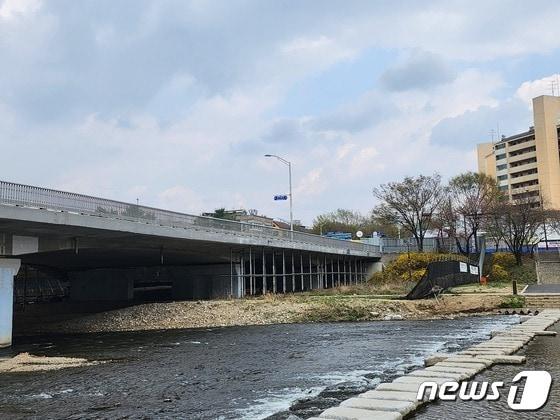 경기 성남시가 감정기관의 현장평가가 이달 중 완료되는 대로 현장 잔재물 처리를 시작으로 정자교 복구공사를 본격 추진한다. 사진은 지난 5일 분당 정자교 모습./2024-04-05. 배수아 기자. 뉴스1