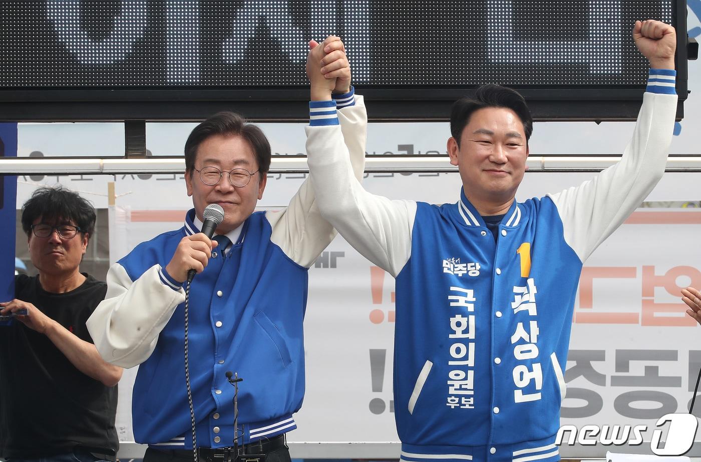 이재명 더불어민주당 대표가 8일 오후 서울 종로구 종로 인근에서 곽상언 서울 종로 후보의 지지를 호소하고 있다. 2024.4.8/뉴스1 ⓒ News1 임세영 기자