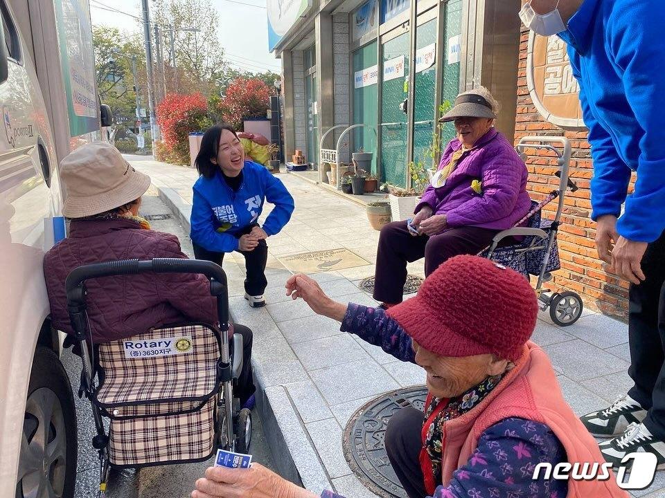 22대 총선 울산 남구갑에 출마하는 전은수 더불어민주당 후보가 8일 무거동 인근에서 어르신들에게 인사를 나누며 선거유세를 하고 있다. 2024.4.8/뉴스1 ⓒ News1 김세은 기자