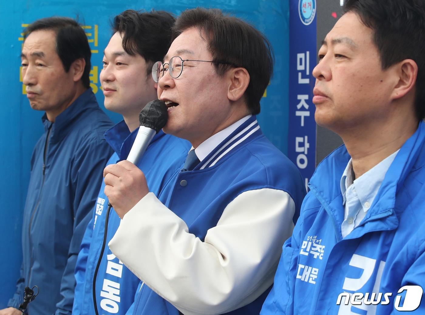 이재명 더불어민주당 대표가 8일 오후 서울 서대문구 홍제역 인근에서 김동아 서울 서대문갑 후보, 김영호 서울 서대문을 후보의 지지를 호소하고 있다. 2024.4.8/뉴스1 ⓒ News1 임세영 기자