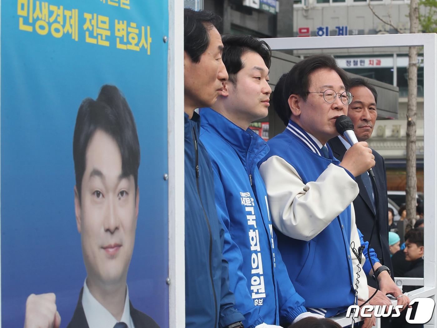 이재명 더불어민주당 대표가 8일 오후 서울 서대문구 홍제역 인근에서 김동아 서울 서대문갑 후보, 김영호 서울 서대문을 후보의 지지를 호소하고 있다. 2024.4.8/뉴스1 ⓒ News1 임세영 기자