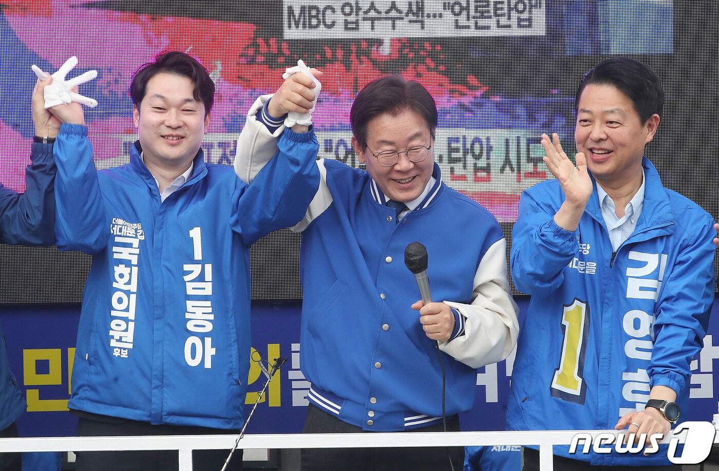 이재명 더불어민주당 대표가 8일 오후 서울 서대문구 홍제역 인근에서 김동아 서울 서대문갑 후보, 김영호 서울 서대문을 후보의 지지를 호소하고 있다. 2024.4.8/뉴스1 ⓒ News1 임세영 기자