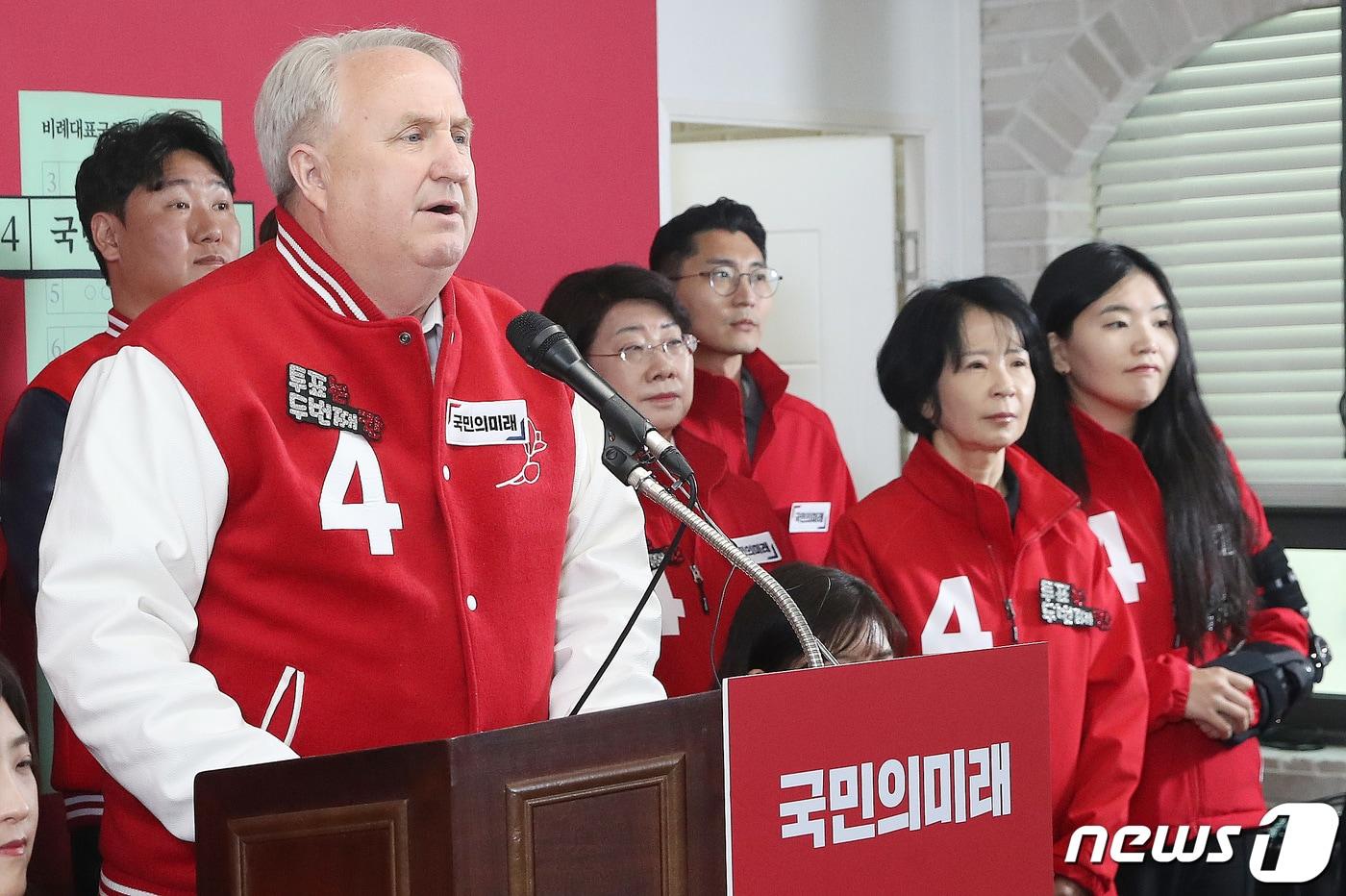 인요한 국민의미래 선거대책위원장이 9일 오전 서울 여의도 중앙당사에서 열린 대국민 본투표 참여호소 기자회견에서 발언을 하고 있다. 2024.4.9/뉴스1 ⓒ News1 임세영 기자