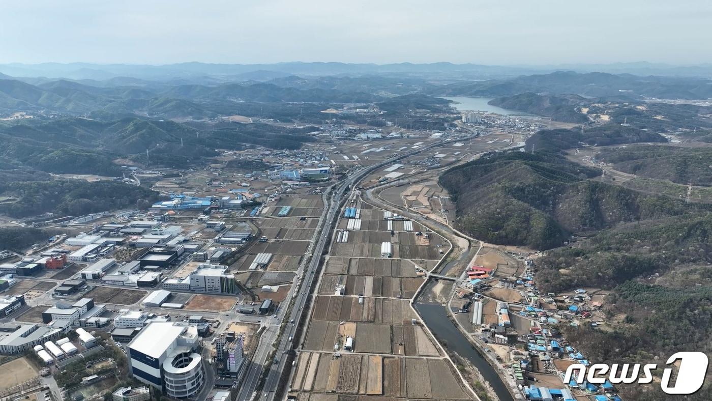 용인 첨단 시스템 반도체 국가산단이 들어설 이동 남사읍 일대 전경. 중앙을 관통하고 있는 도로가 국도 45호선.&#40;용인시 제공&#41;. ⓒ News1 김평석 기자