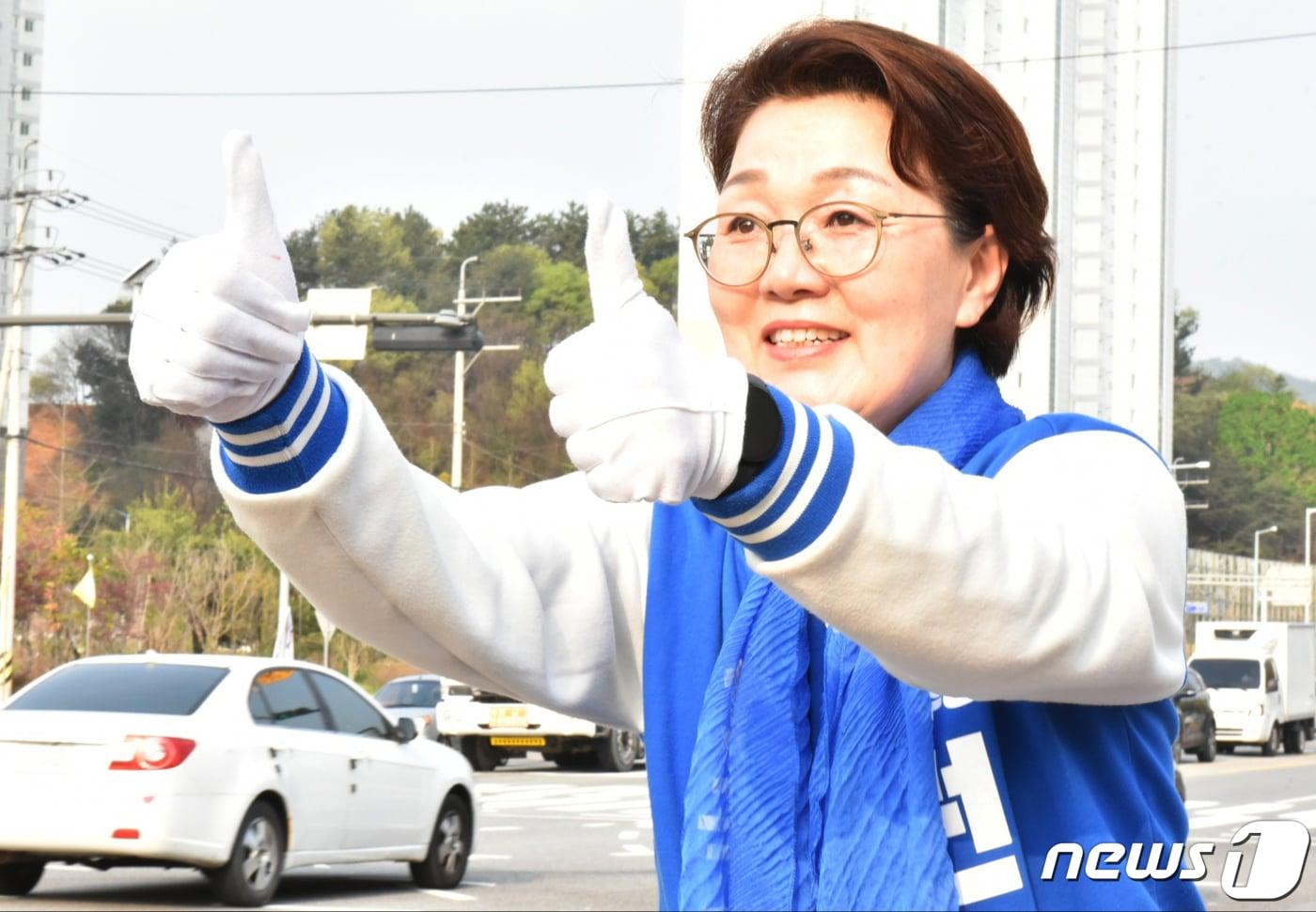 권향엽 더불어민주당 전남 순천·광양·곡성·구례을 후보가 9일 오전 광양시 중마동 컨테이너부두사거리에서 아침 인사를 하고 있다.2024.4.9/뉴스1 ⓒ News1 김동수 기자