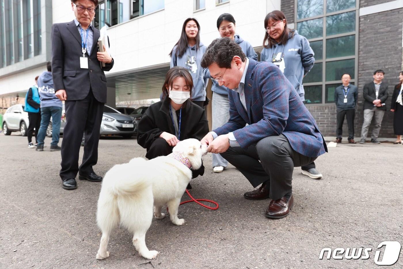 지난 8일 용인시 동물보호센터에서 열린 &#39;제5회 반려동물의 날&#39; 기념행사에 참석한 이상일 시장.&#40;용인시 제공&#41;