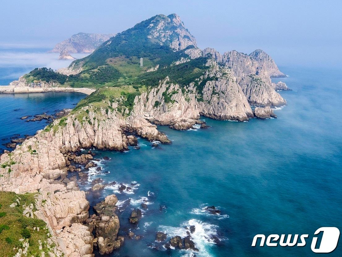 전남 신안군은 &#39;신안 만재도 주상절리&#39;가 국가지정문화재 천연기념물로 지정 예고됐다. 사진은 만재도 남동쪽 장바위산 전경&#40;신안군 제공&#41;/뉴스1 