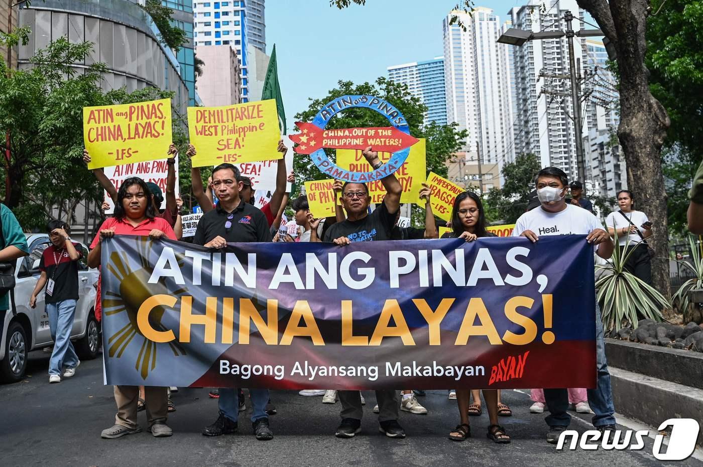 필리핀 시민들이 9일 마닐라 중국영사관앞에서 최근 남중국해에서 벌어지는 중국의 침략행위에 항의하는 시위를 벌이고 있다. 2024.04.09 ⓒ AFP=뉴스1 ⓒ News1 박재하기자