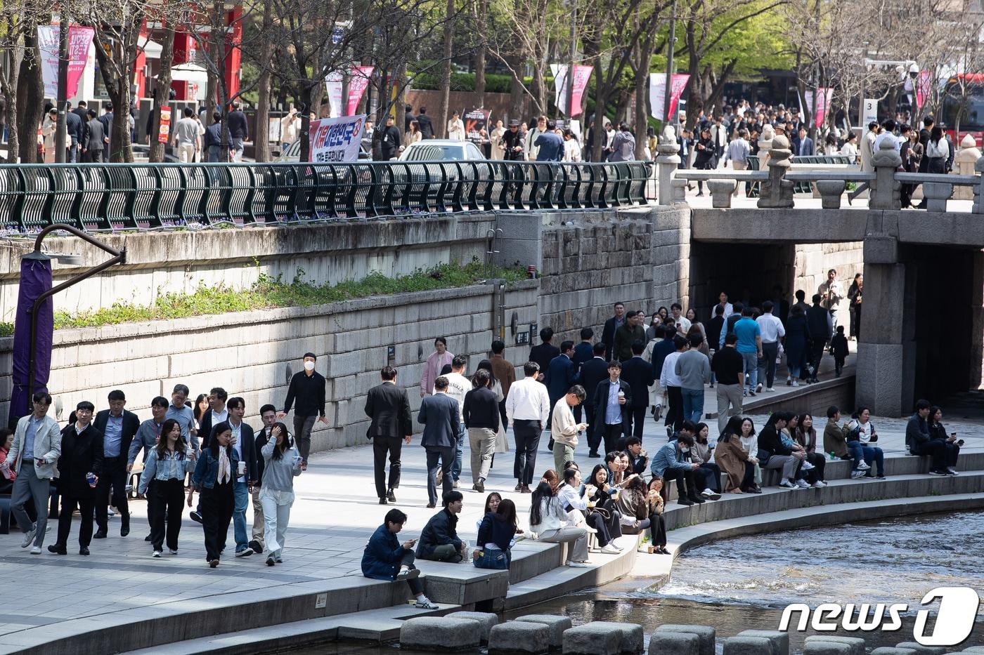 서울 낮 기온이 20도까지 오르는 등 따뜻한 날씨를 보인 9일 서울 청계천에서 점심시간 직장인 및 관광객들이 산책을 하고 있다. 2024.4.9/뉴스1 ⓒ News1 유승관 기자