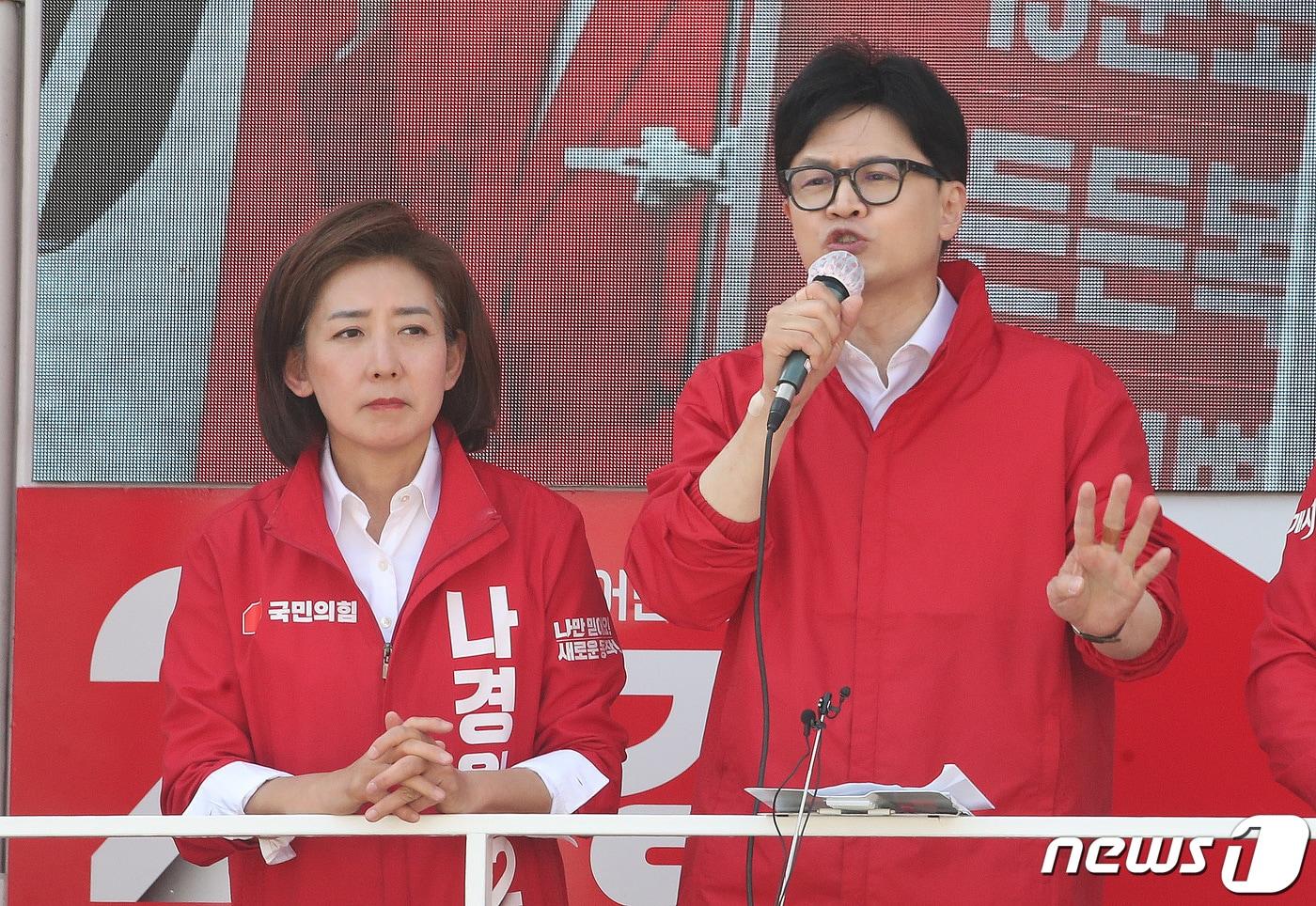 한동훈 국민의힘 총괄선대위원장이 9일 오후 서울 동작구 중앙대학교 병원 인근에서 열린 ‘국민의힘으로 동작살리기’ 지원유세에서 나경원 서울 동작을 후보의 지지를 호소하고 있다. 2024.4.9/뉴스1 ⓒ News1 임세영 기자