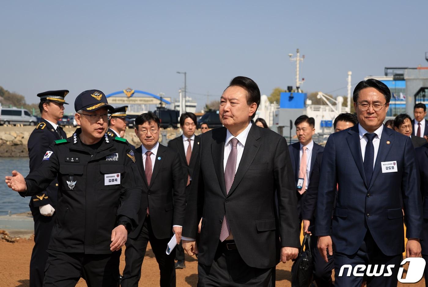 윤석열 대통령이 9일 인천 중구 해양경찰 전용부두를 방문해 해경 3005함 승함을 위해 이동하고 있다. &#40;대통령실 제공&#41; 2024.4.9/뉴스1 ⓒ News1 오대일 기자