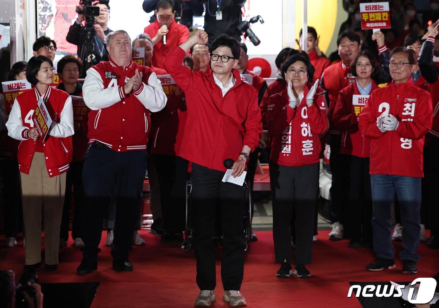 한동훈 국민의힘 비상대책위원장 겸 총괄선거대책위원장이 공식 선거운동 마지막날인 9일 저녁 서울 중구 청계광장에서 최재형&#40;종로&#41;, 이혜훈&#40;중‧성동을&#41; 후보 등과 함께 총력유세를 펼치고 있다. 2024.4.9/뉴스1 ⓒ News1 구윤성 기자