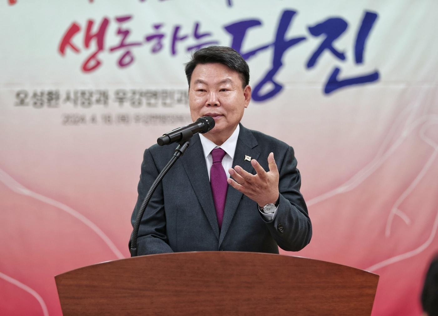  오성환 시장이 읍·면·동민과의 대화에서 인삿말을 하고 있다.&#40;당진시 제공&#41;/뉴스1