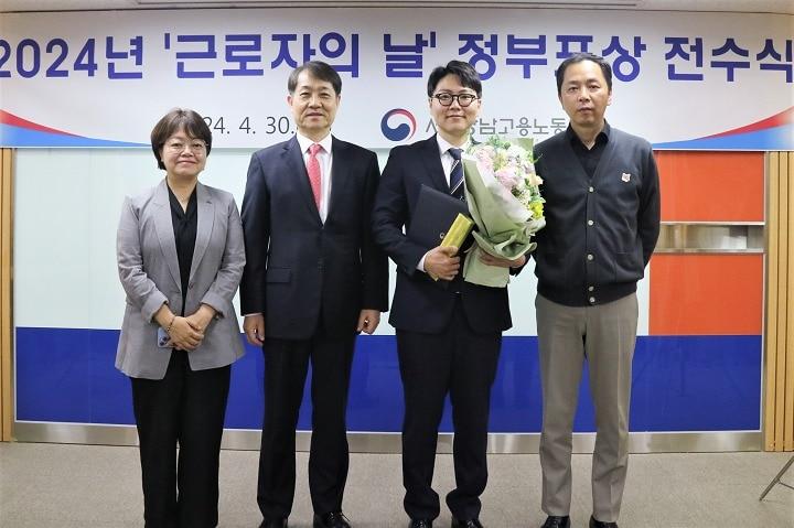 구찬서 SR노동조합 사무처장이 4월 30일&#40;목&#41; 고용노동부 서울 강남지청에서 열린 근로자의 날 정부포상 전수식에서 고용노동부장관 표창을 수상했다. 왼쪽부터 박보경 에스알 인재경영처장, 양승준 고용노동부 서울강남지청장, 구찬서 SR노동조합 사무처장, 김상수 SR노동조합 위원장./SR 제공