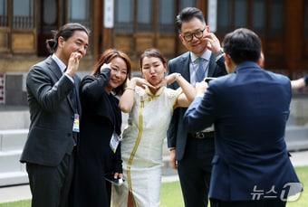 1일 오전 서울 종로구 총리 공관에서 열린 세계 한인 차세대 대회 참석자 간담회에 참석한 해외동포 사회를 이끄는 젊은 리더들이 기념 촬영을 하고 있다. 뉴스1 DB