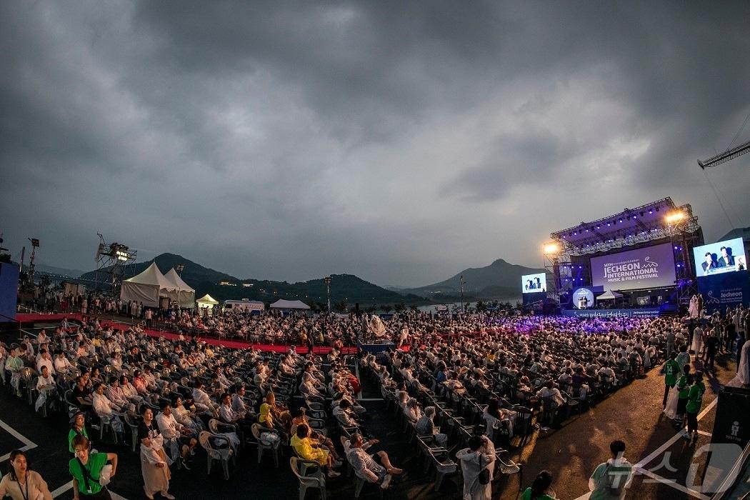 충북 제천시 청풍호반 특설무대에서 열린 제천국제음악영화제 개막식 모습.2024.5.1/뉴스1