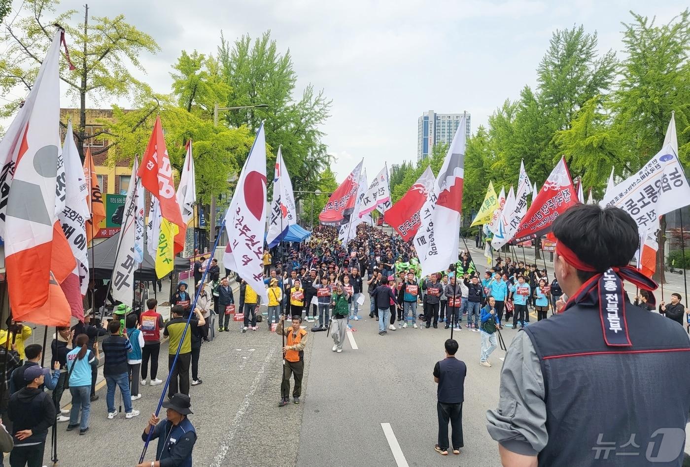 근로자의 날인 1일 오후 전북자치도 전주시 한국은행 전북본부 앞 팔달로에서 &#39;2024년 세계노동절 전북대회&#39;가 진행되고 있다. 2024.5.1/뉴스1 ⓒ News1 강교현 기자