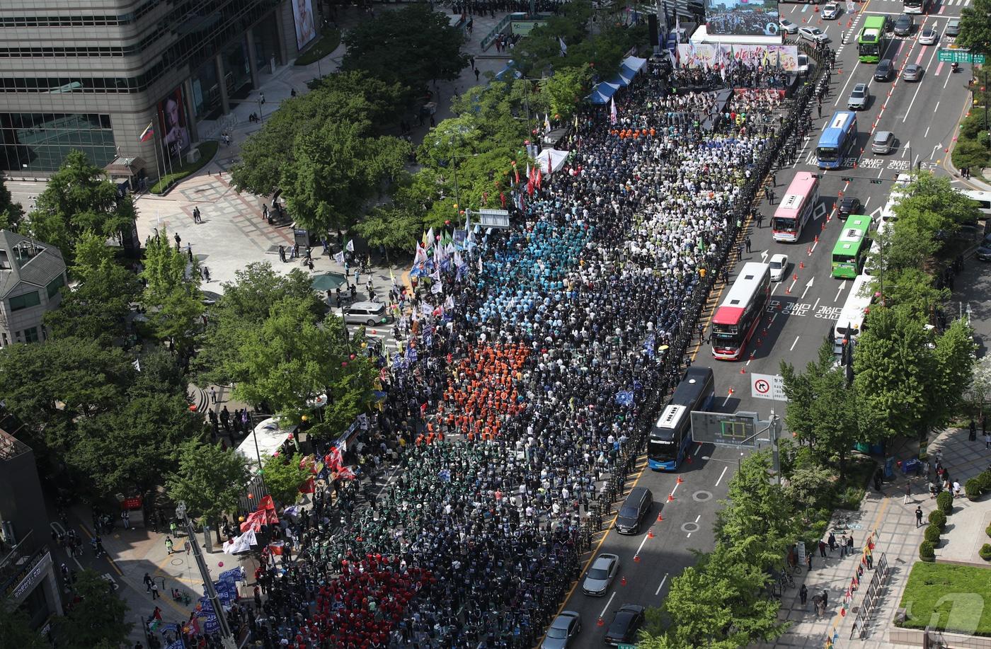 민주노총 조합원들이 1일 오후 서울 광화문네거리에서 민주노총 2024 세계 노동절 대회를 하고 있다. 민주노총은 윤석열 정권이 노조법 2·3조 개정안을 거부하고 중대재해처벌법 확장 적용을 반대하는 등 반노동 정책을 펼치고 있다며 윤석열 정권의 퇴진을 촉구했다. &#40;공동취재&#41; 2024.5.1/뉴스1 ⓒ News1 신웅수 기자