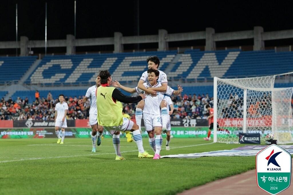 포항 스틸러스의 정재희가 강원FC 원정에서 득점 후 기뻐하고 있다. &#40;한국프로축구연맹 제공&#41;