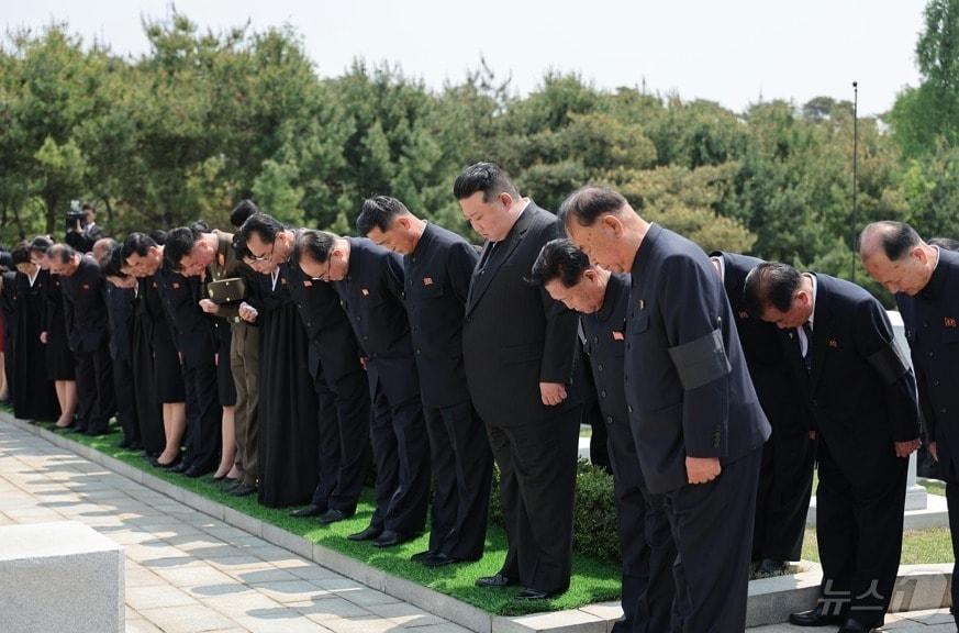 &#40;평양 노동신문=뉴스1&#41; = 김기남 전 노동당 선전비서 장의식에 참석해 고개 숙인 김정은 노동당 총비서. [국내에서만 사용가능. 재배포 금지. DB 금지. For Use Only in the Republic of Korea. Redistribution Prohibited] rodongphoto@news1.kr