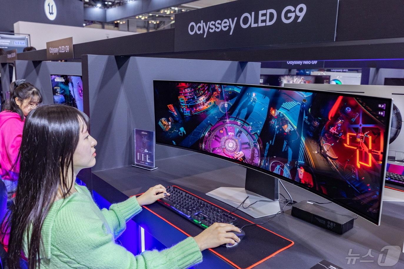  지스타 2023 오디세이 체험존에서 오디세이 &#39;OLED G9&#39;을 체험하는 모습. &#40;삼성전자 제공&#41;