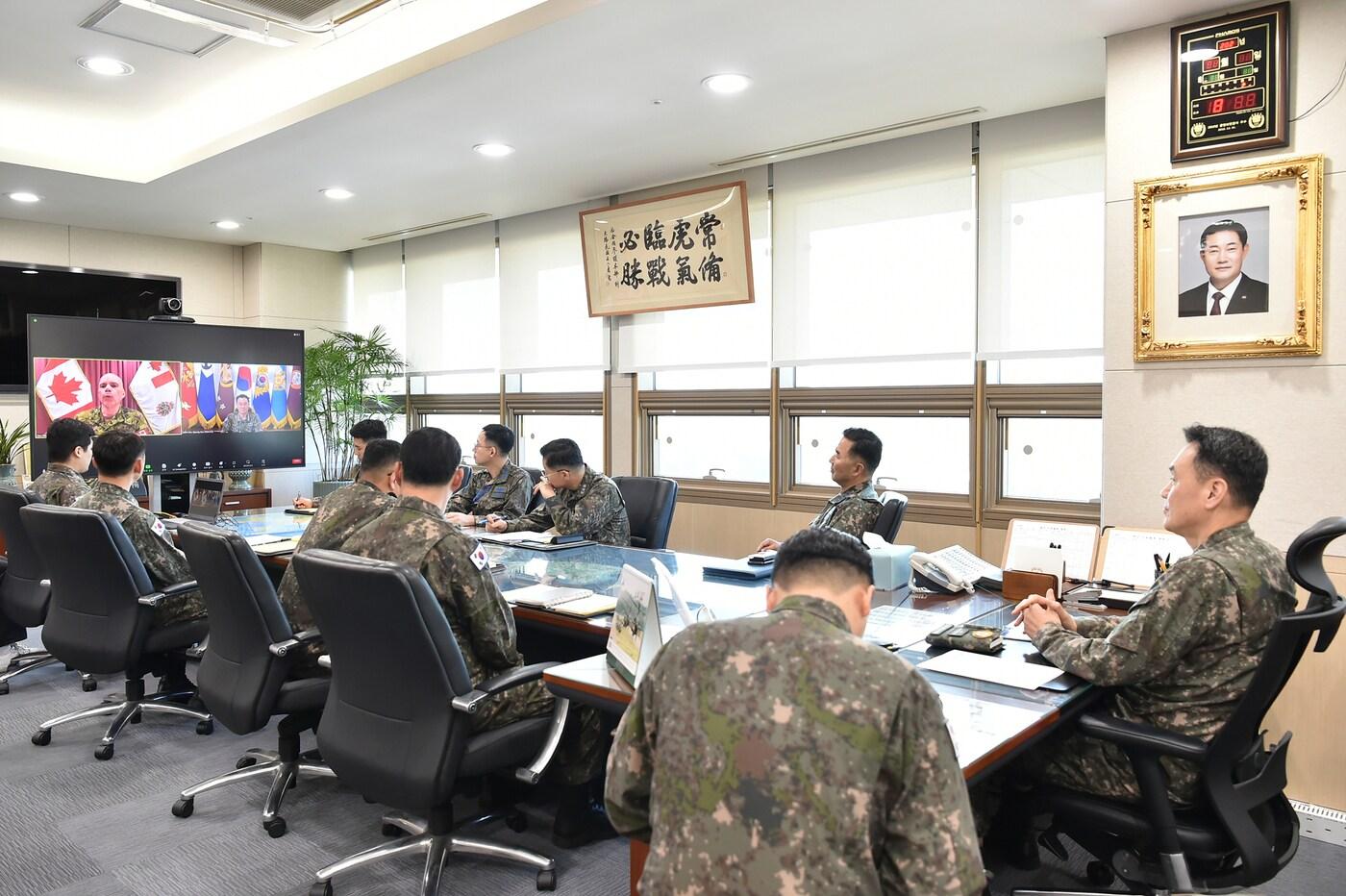 김명수 합참의장이 5월 10일 웨인 에어 캐나다 국방참모총장과 공조통화를 하고 있다.&#40;합참 제공&#41;