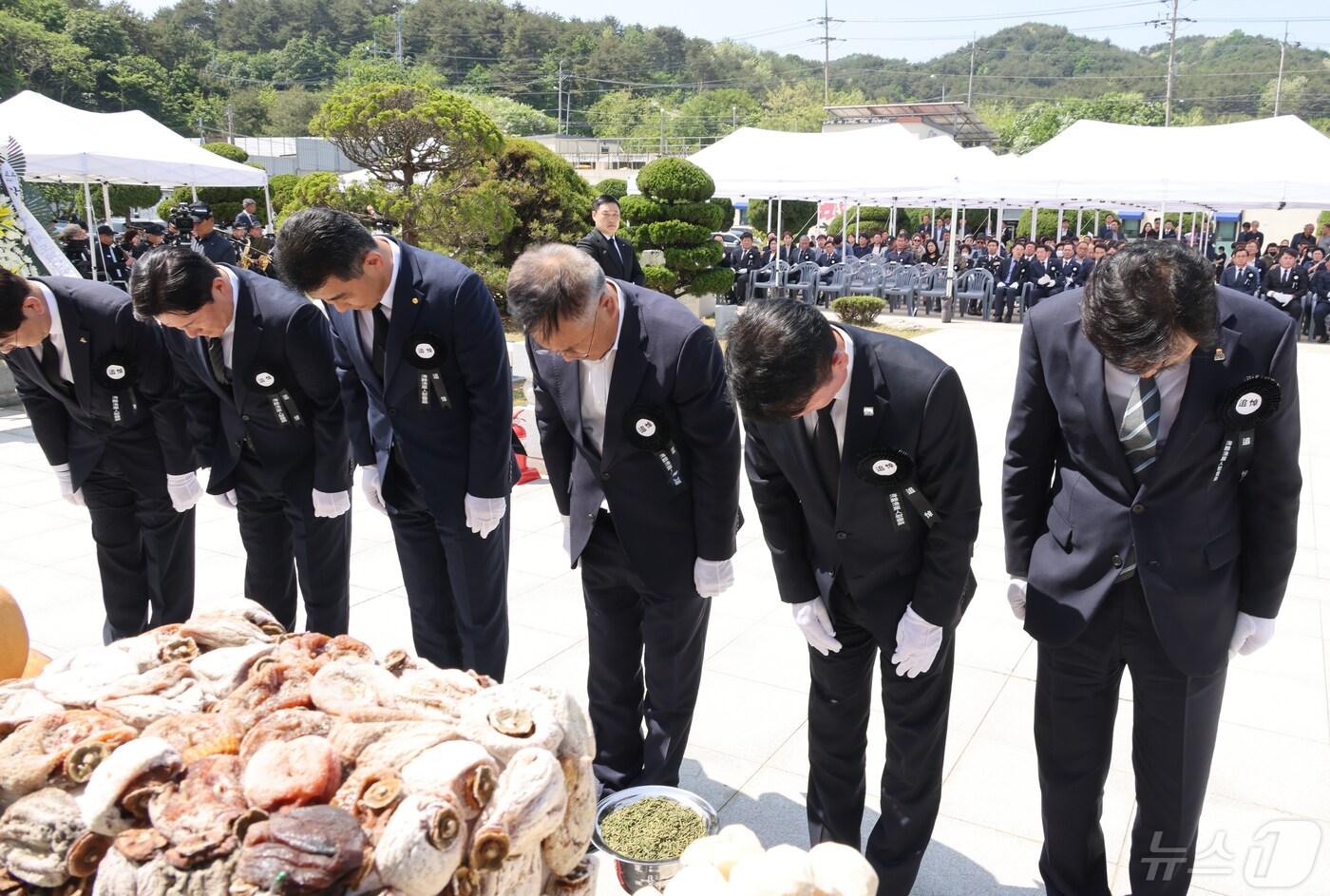 10일 강원 양양군 현북면 해난어업인 위령탑에서 열린 제30회 해난어업인 위령제에서 김진하 양양군수&#40;사진 가운데&#41; 등 참석자들이 참배하고 있다.  2024.5.10/뉴스1 ⓒ News1 윤왕근 기자