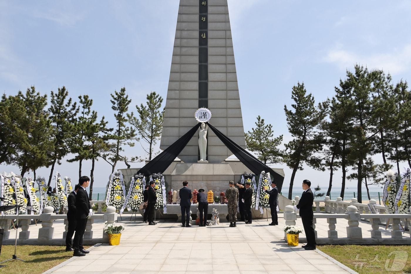 지난 5월 10일 강원 양양군 현북면 해난어업인 위령탑에서 열린 제30회 해난어업인 위령제에서 참석자들이 참배하고 있다. 해난어업인 위령제는 지난 1995년 해난어업인 위령탑을 건립한 후 매년 5월 10일 열리고 있다. &#40;뉴스1 DB&#41;ⓒ News1 윤왕근 기자