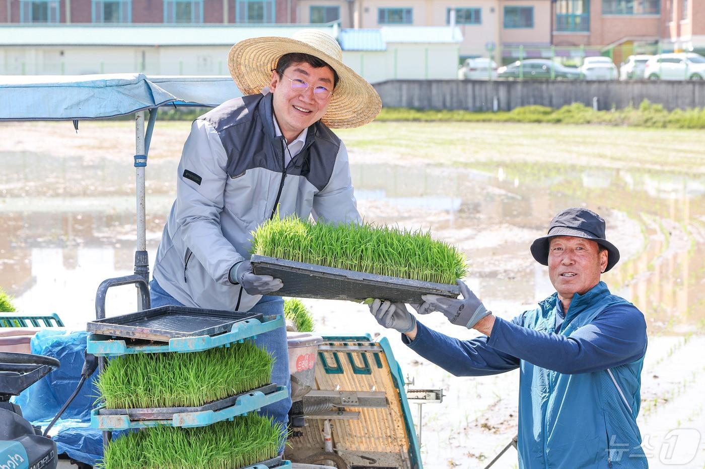 10일 강원 원주시 흥업면 흥업리에서 농촌지도자 원주시연합회 실습포장이 진행된 가운에 이날 행사에서 원강수 원주시장&#40;왼쪽&#41;이 모판 나르기 등 농업 체험에 나서고 있다. &#40;원주시 제공&#41; 2024.5.10/뉴스1  