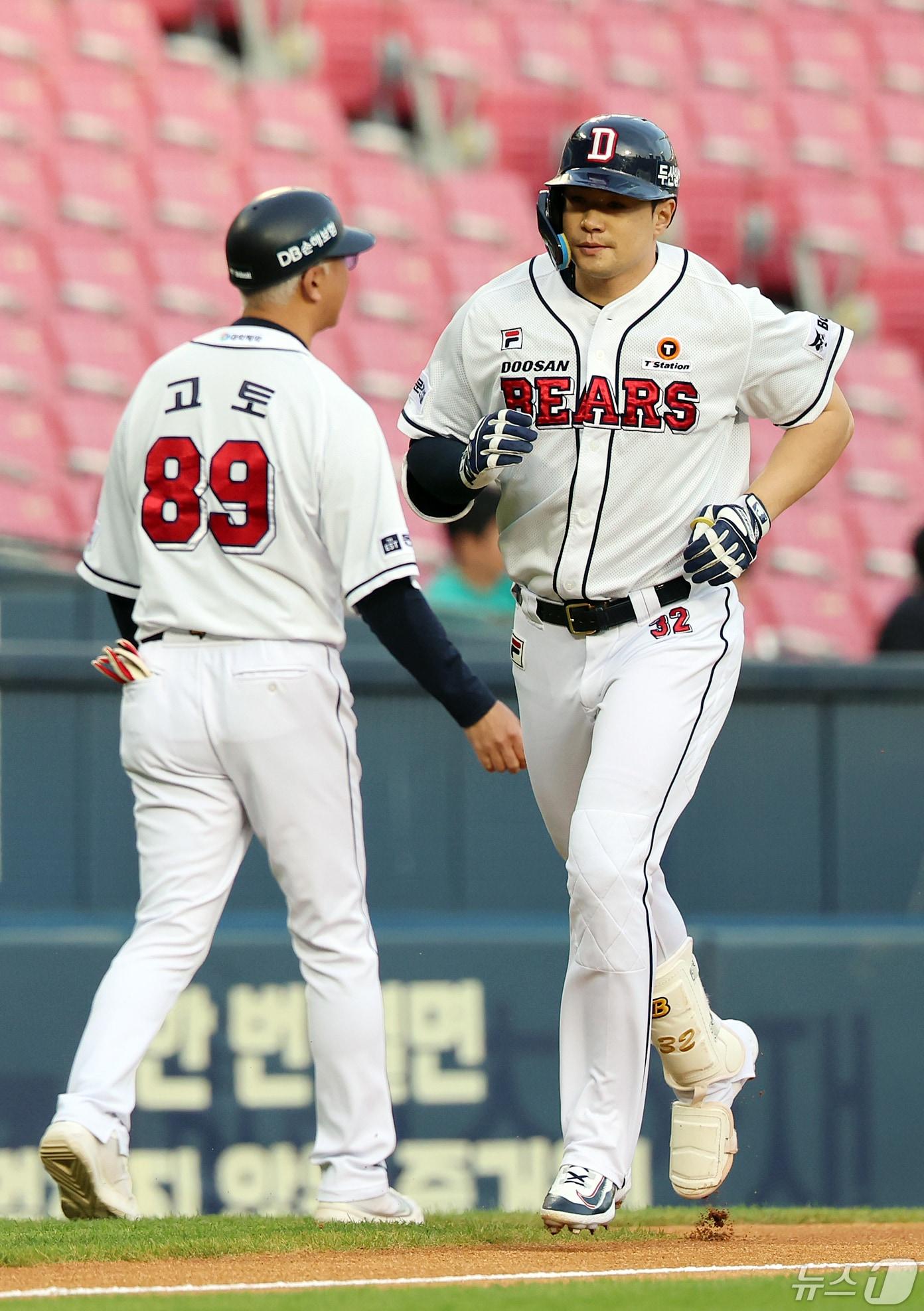 10일 오후 서울 송파구 잠실야구장에서 열린 프로야구 &#39;2024 신한 SOL 뱅크 KBO리그&#39; kt 위즈와 두산 베어스의 경기, 두산 김재환이 1회말 2사 1루에서 선제 투런포를 터뜨린 뒤 고토 코치의 축하를 받고 있다. 2024.5.10/뉴스1 ⓒ News1 김진환 기자