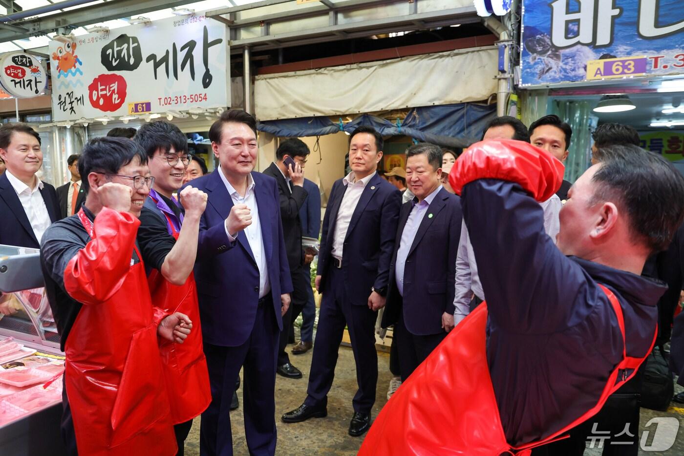 취임 2주년을 맞은 윤석열 대통령이 10일 서울 서대문구 영천시장을 방문해 상인들과 기념촬영을 하고 있다. &#40;대통령실 제공&#41; 2024.5.10/뉴스1 ⓒ News1 오대일 기자