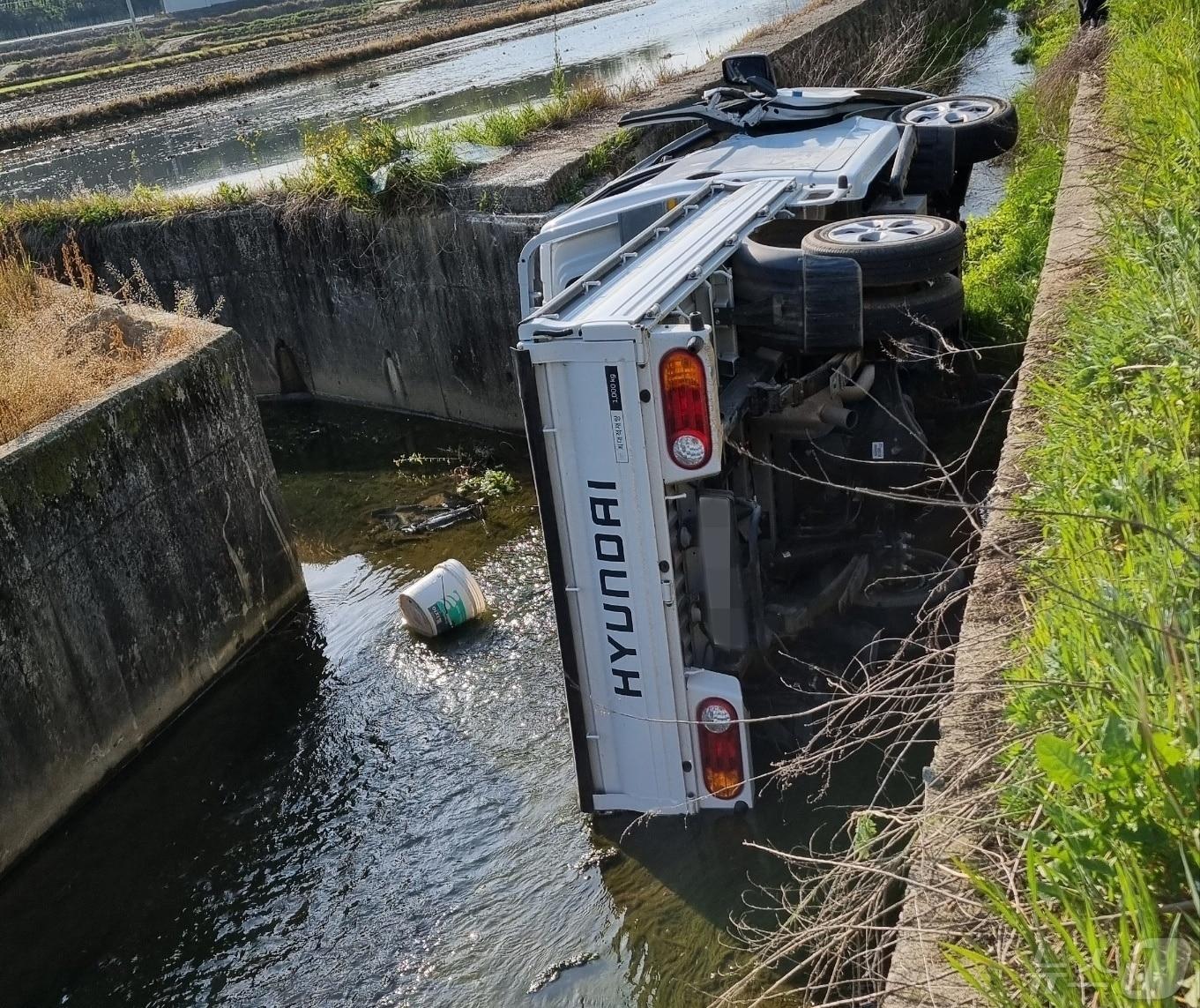  10일 오후 4시 8분쯤 충북 보은군 삼승면의 한 수로에 1톤 화물차가 빠져 70대 운전자가 심정지 상태로 병원으로 이송됐다.&#40;보은소방서 제공&#41;2024.5.10/뉴스1