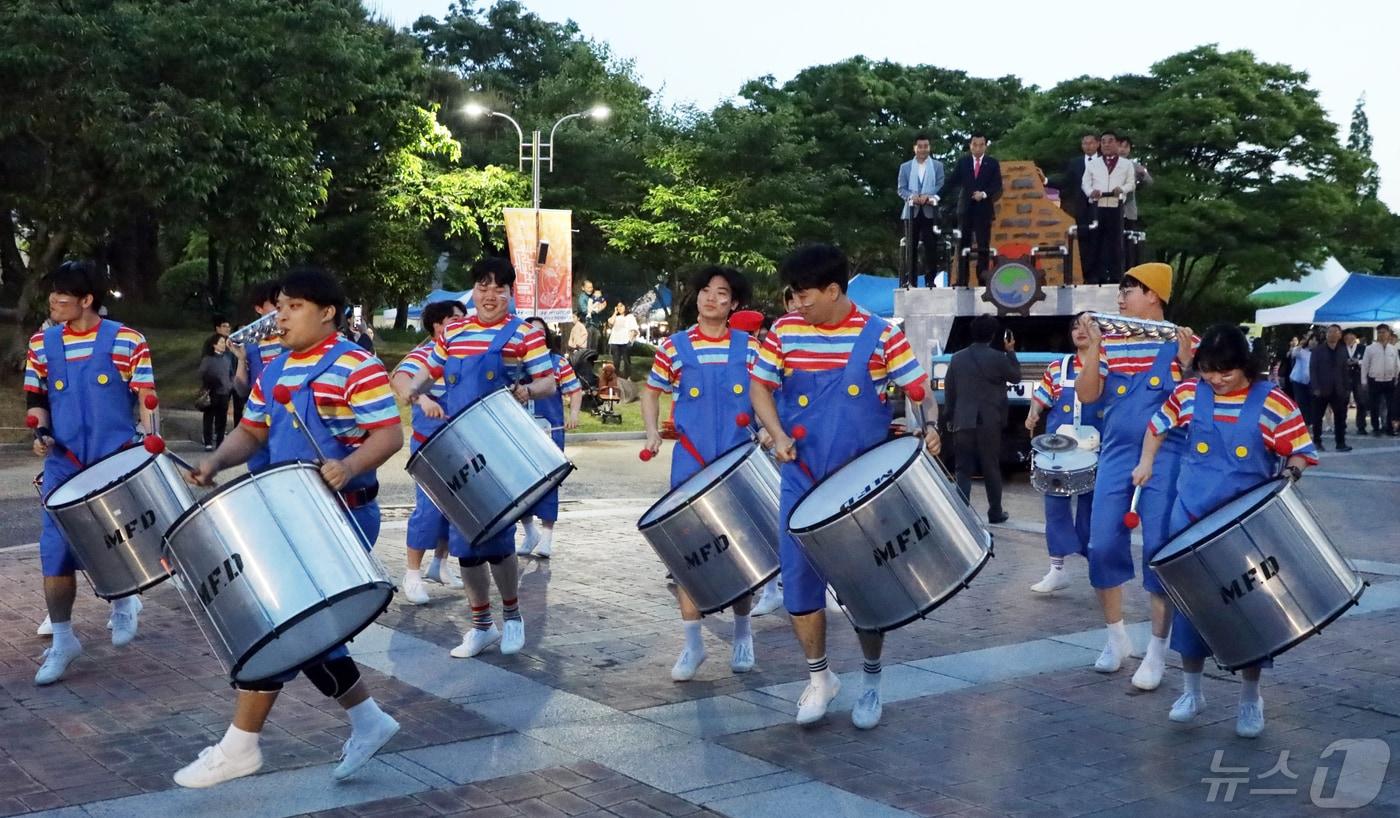 10일 오후 울산 북구청 광장에서 열린 제20회 울산쇠부리축제에서 울산쇠부리소리의 축하공연이 펼쳐지고 있다. 2024.5.10/뉴스1 ⓒ News1 김지혜 기자