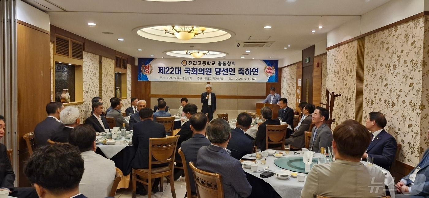 지난 10일 전북자치도 전주시에 소재한 전라고등학교 총동문회가 제 22대 국회의원 선거에서 당선된 모교 출신 3명을 초청해 축하 간담회를 갖고 있다.&#40;동문회제공&#41;2024.5.11/뉴스1