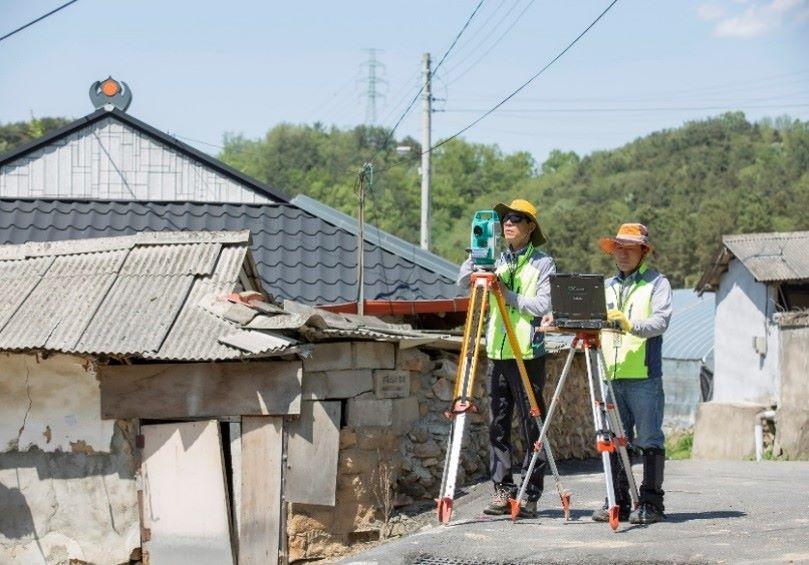 지적측량 모습.&#40;국토교통부 제공&#41;