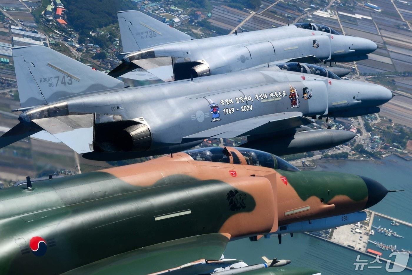 공군은 12일 &#39;필승편대&#39; F-4E 팬텀 4대가 49년 만의 국토순례 비행을 성공적으로 실시했다고 밝혔다. 사진은 필승편대의 3가지 도색&#40;위쪽부터 Light Gray, Dark Gray, 정글무늬&#41;과 스페셜 마킹&#40;가운데 Dark Gray 항공기 측면&#41;. &#40;공군 제공&#41; 2024.5.12/뉴스1