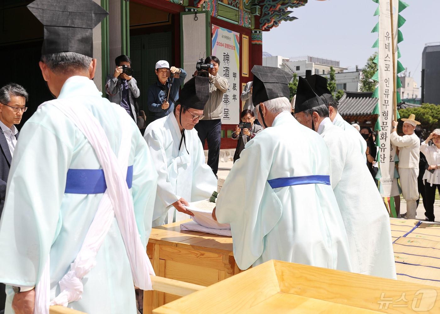 12일 강원 강릉 관아 동헌에서 열린 신주미 봉정식에서 김홍규 강릉시장이 봉정 의식을 진행하고 있다.&#40;강릉시 제공&#41; 2024.5.12/뉴스1