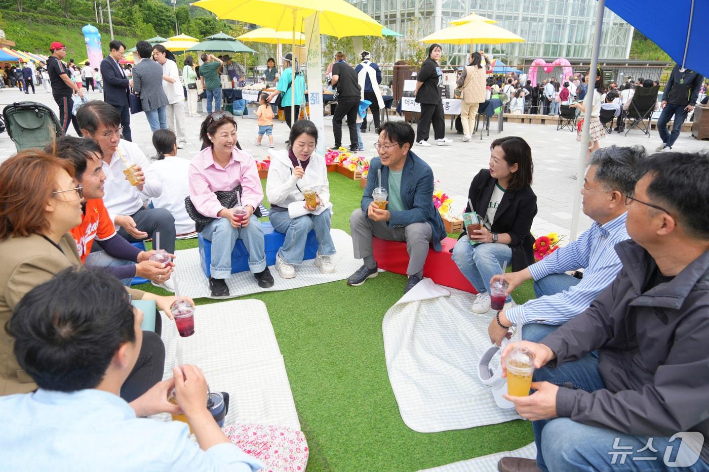 강기정 광주시장이 지난달 11일 오후 남구 광주시립수목원 방문자센터 일원에서 열린 &#39;하이, 푸릇 마켓 in 광주시립수목원&#39; 행사에 참석해 사회적경제기업 대표 등과 현장 간담회를 갖고 사회적경제기업의 사회적가치를 창출에 대한 의견을 나누고 있다.&#40;광주시 제공&#41;2024.5.12/뉴스1 