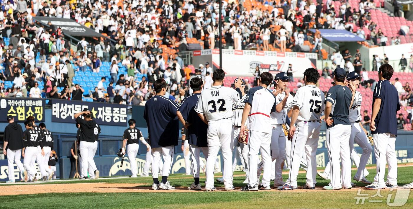 12일 오후 서울 송파구 잠실야구장에서 열린 프로야구 &#39;2024 신한 SOL 뱅크 KBO리그&#39; kt 위즈와 두산 베어스의 더블헤더 1차전 경기에서 12대4로 승리를 거둔 두산 선수들이 기쁨을 함께 나누고 있다. 2024.5.12/뉴스1 ⓒ News1 이동해 기자