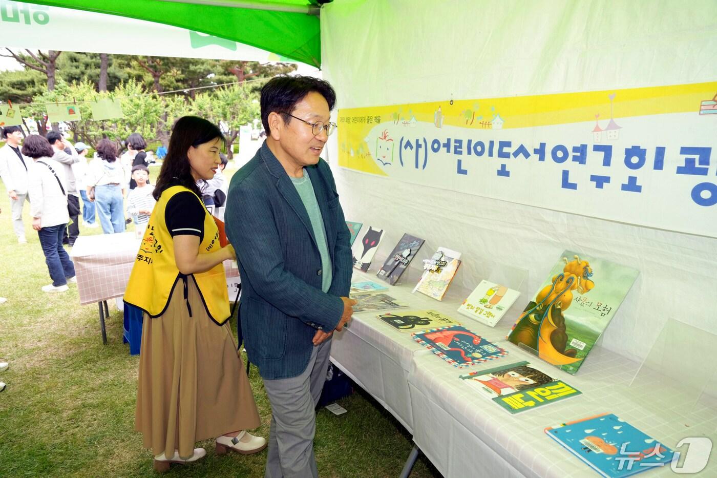 강기정 광주시장이 11일 오후 시청 야외광장에서 열린 ‘제12회 도서관 문화마당’ 행사에 참석해 부스를 둘러보고 있다.&#40;광주시 제공&#41;2024.5.12/뉴스1 ⓒ News1