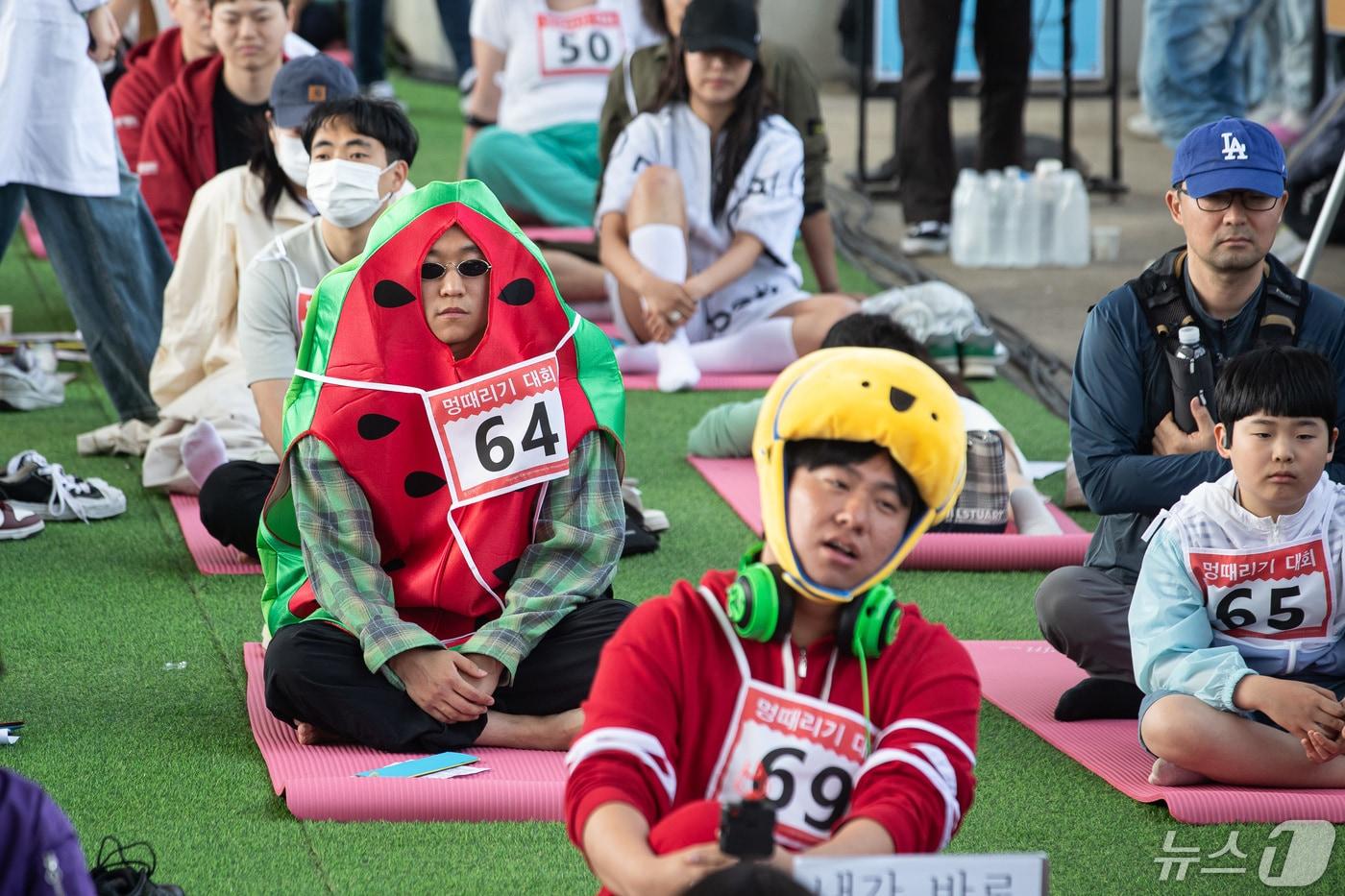 12일 서울 반포한강공원 잠수교에서 열린 &#39;한강 멍때리기 대회&#39;에서 참석한 다양한 직군 종사자 참석자들이 멍하니 앉아 있다.2024.5.12/뉴스1 ⓒ News1 유승관 기자