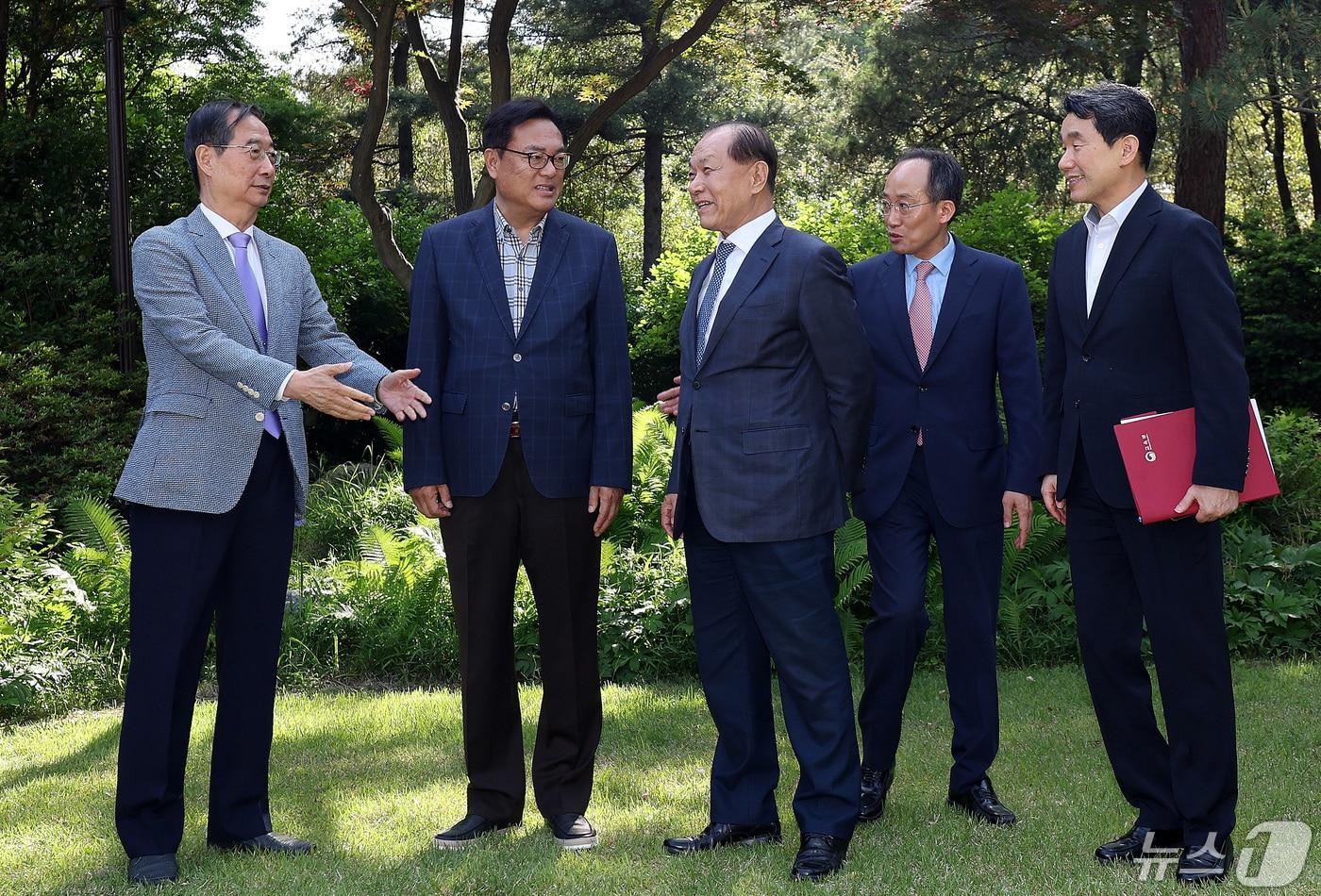 12일 오후 서울 종로구 총리 공관에서 열린 고위당정협의회에 앞서 한덕수 국무총리, 정진석 대통령실 비서실장, 황우여 국민의힘 비상대책위원장, 추경호 국민의힘 원내대표가 대화를 나누고 있다. 2024.5.12/뉴스1 ⓒ News1 박지혜 기자