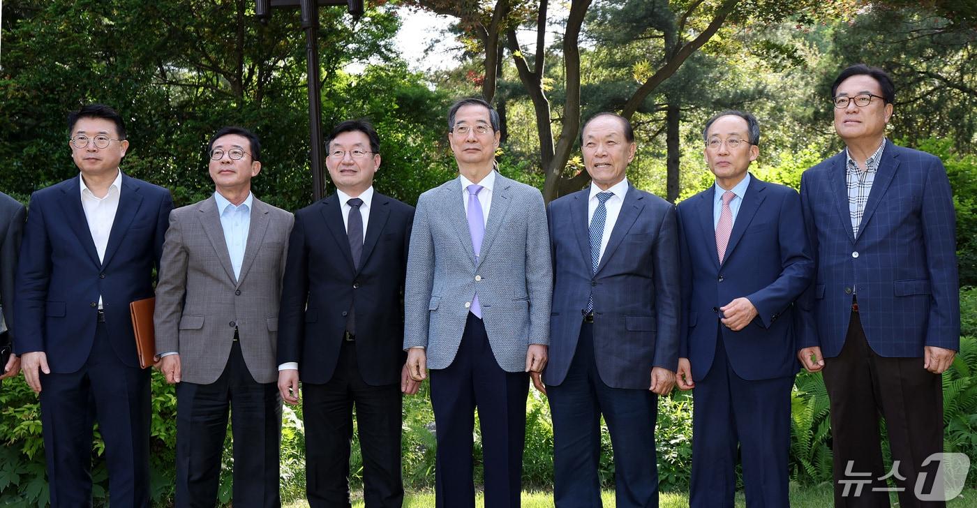 12일 오후 서울 종로구 총리 공관에서 열린 고위당정협의회에 앞서 한덕수 국무총리, 정진석 대통령실 비서실장, 황우여 국민의힘 비상대책위원장, 추경호 국민의힘 원내대표 등 참석자들이 기념촬영을 하고 있다. 2024.5.12/뉴스1 ⓒ News1 박지혜 기자