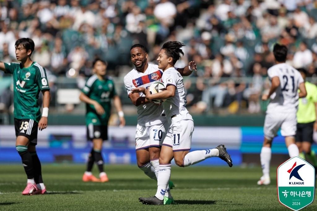 전북 현대를 상대로 멀티골을 넣은 수원FC의 이승우. &#40;한국프로축구연맹 제공&#41;